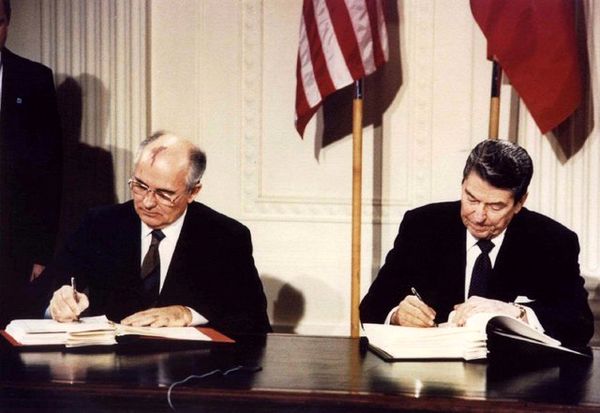 گورباچف: امیدوارم آمریکا در تصمیماش برای خروج از پیمان 1987 تجدید نظر کند