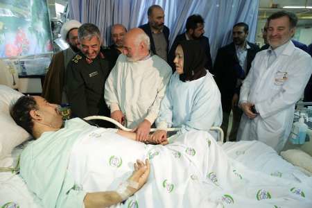 بوسه فرمانده کل سپاه بر دست بسیجی جانباز