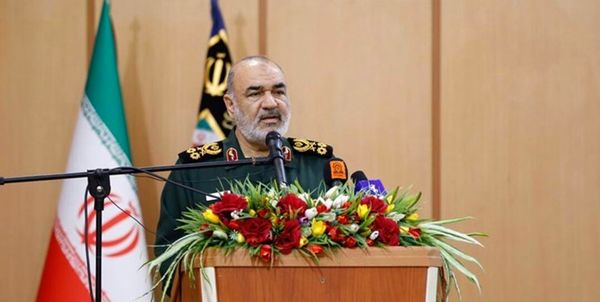 قدرتهای جهان بدانند با سرنوشت ملت ایران بازی کنند، با سرنوشت آنها بازی میکنیم